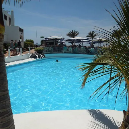 Apartment No 1 Only 100 Meters To Beach, Heated Pool, Wifi, Balcony